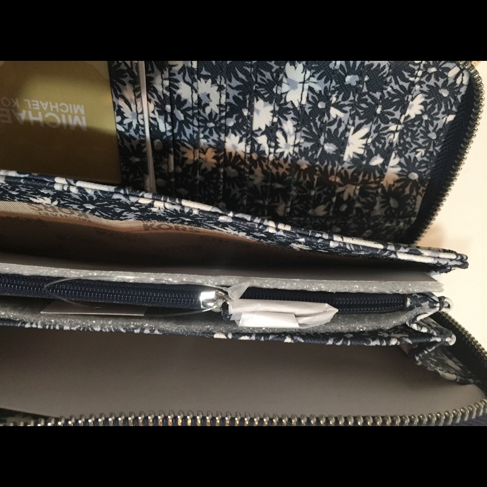 Sold out🤯🤯Michael Kors🔥sale🔥wallets - Picture 3 of 6
